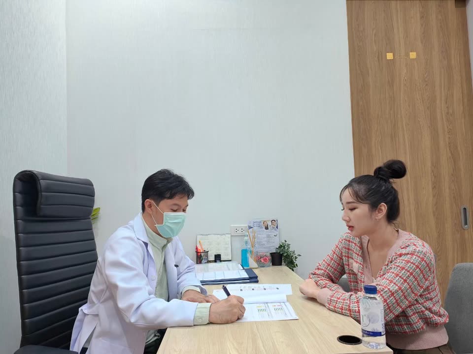 แพทย์ของ Thrive อธิบายผลตรวจให้ผู้รับบริการฟังในห้องให้คำปรึกษาส่วนตัว