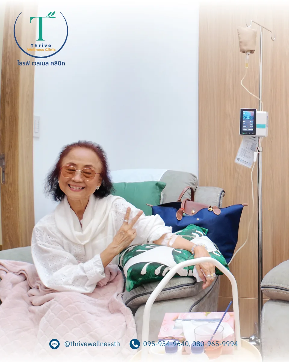 ลูกค้าพักผ่อนระหว่างรับ IV Drip ที่ Thrive Wellness Clinic