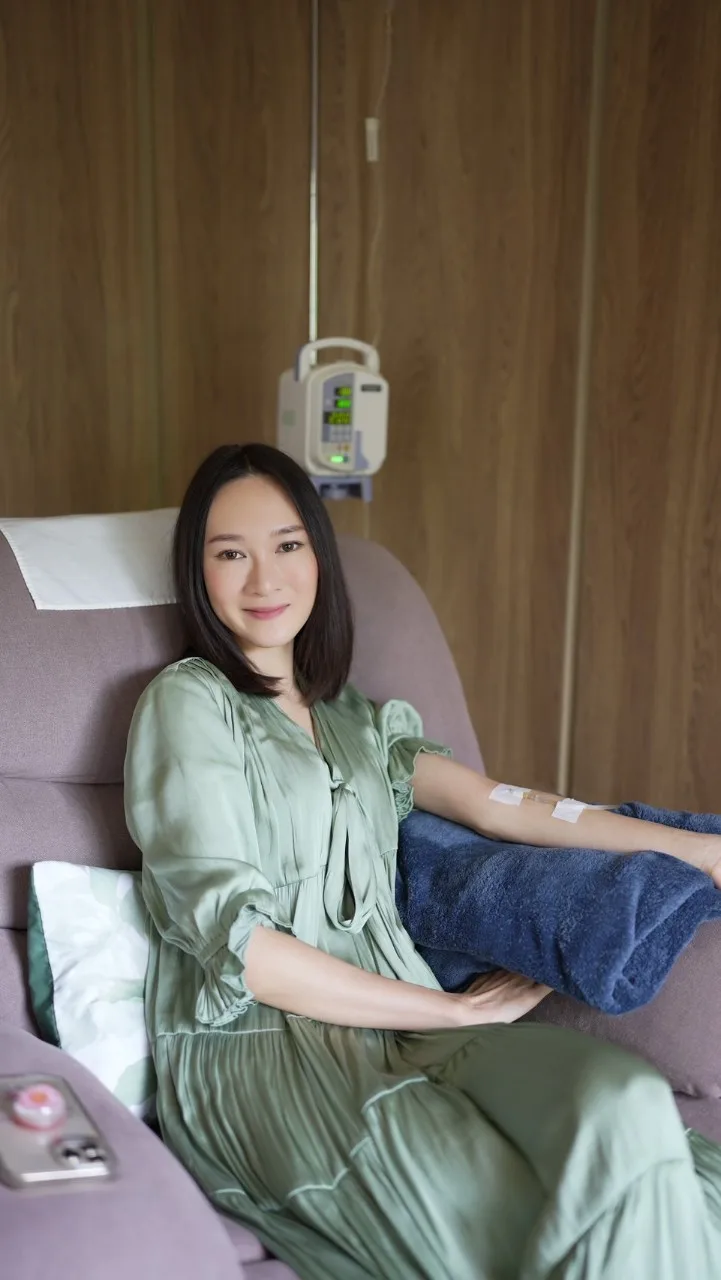 ลูกค้าพักผ่อนระหว่างทำ IV Drip ที่ Thrive Wellness Clinic